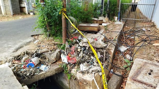 Gorong-gorong lokasi penemuan tengkorak manusia di Jalan Raden Inten II, Duren Sawit, Jakarta Timur.