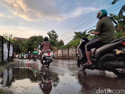 Penampakan Genangan Air di Jalanan Makassar Usai Hujan Deras Pascakemarau
