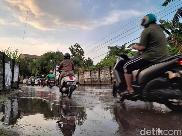 Penampakan Genangan Air di Jalanan Makassar Usai Hujan Deras Pascakemarau