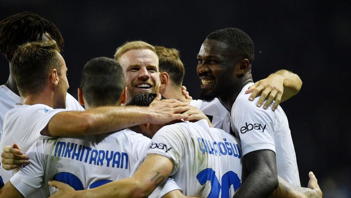 Soccer Football - Serie A - Torino v Inter Milan - Stadio Olimpico Grande Torino, Turin, Italy - October 21, 2023 Inter Milans Hakan Calhanoglu celebrates scoring their third goal with Marcus Thuram and teammates REUTERS/Massimo Pinca