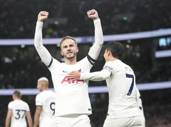 Tottenham's James Maddison, centre, celebrates after scoring his side's second goal during the English Premier League soccer match between Tottenham Hotspur and Fulham at the Tottenham Hotspur Stadium in London, Monday, Oct. 23, 2023. (AP Photo/Kin Cheung)