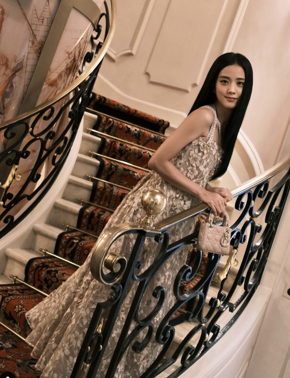Jisoo 'BLACKPINK' Makan Enak di Paris hingga Los Angeles, Intip Momennya!