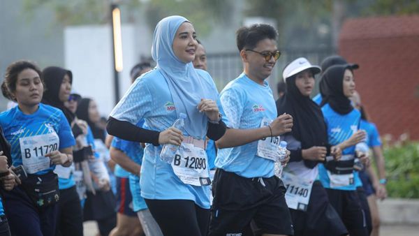 Kala Peserta Jakarta Marathon Beraksi di Water Station