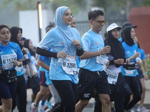 Kala Peserta Jakarta Marathon Beraksi di Water Station Kala Peserta Jakarta Marathon Beraksi di Water Station
