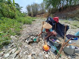 5 Dusun di Jombang Kekeringan, Warga Kais Air dari Ceruk Sungai 5 Dusun di Jombang Kekeringan, Warga Kais Air dari Ceruk Sungai