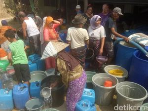 49 Desa di 13 Kecamatan Lamongan Kekeringan, Warga Berebut Air Bersih 49 Desa di 13 Kecamatan Lamongan Kekeringan, Warga Berebut Air Bersih