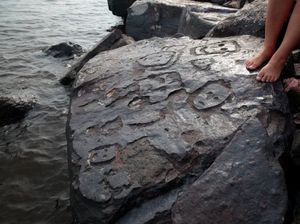 Bermunculan Wajah Manusia dari Dasar Sungai Amazon yang Surut Bermunculan Wajah Manusia dari Dasar Sungai Amazon yang Surut