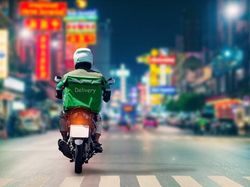 Di Balik Kemeriahan Tahun Baru, Pengantar Makanan Ini Tetap Gigih Bekerja