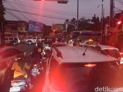 Simpang Lima Banjarsari Solo Macet Parah Sore Ini
