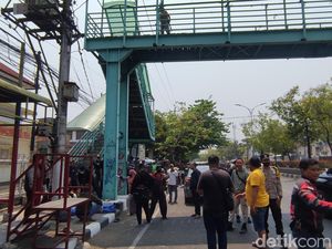 Pria Misterius Tewas Terjatuh dari JPO Sudirman Semarang Pria Misterius Tewas Terjatuh dari JPO Sudirman Semarang