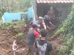 Satu Rumah Rusak Usai Dihantam Longsor di Cianjur