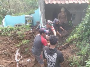 Satu Rumah Rusak Usai Dihantam Longsor di Cianjur Satu Rumah Rusak Usai Dihantam Longsor di Cianjur
