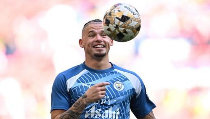 Manchester Citys English midfielder Kalvin Phillips warms up ahead of the English FA Community Shield football match between Arsenal and Manchester City at Wembley Stadium, in London, August 6, 2023. (Photo by JUSTIN TALLIS / AFP) / NOT FOR MARKETING OR ADVERTISING USE / RESTRICTED TO EDITORIAL USE