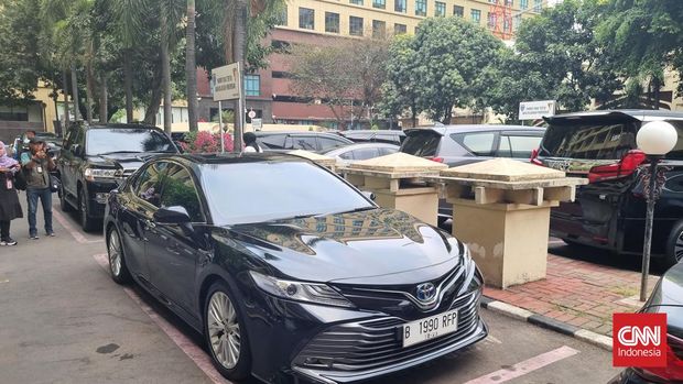 Mobil dari Ketua KPK Firli Bahuri yang diparkir di kawasan Rupatama, Mabes Polri, Selasa (24/10). Hari ini Firli diperiksa penyidik Polda Metro  Jaya di Bareskrim sebagai saksi kasus dugaan pemerasan pimpinan KPK terhadap Syahrul Yasin Limpo. (CNNIndonesia/Taufiq Hidayatullah)