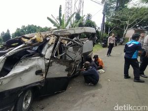 Kondisi Elf Maut Seusai Tabrak Tebing di Jalur Puncak Cipanas