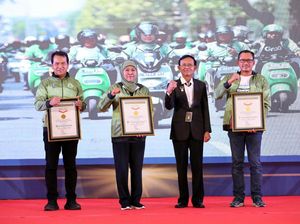 Khofifah Konvoi Motor Listrik Sekaligus Resmikan PLTS Atap 20 Titik se-Jatim