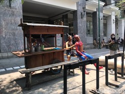 Kocak! Ada Patung Spiderman Lagi Kerokan di Malioboro