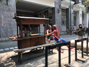 Kocak! Ada Patung Spiderman Lagi Kerokan di Malioboro Kocak! Ada Patung Spiderman Lagi Kerokan di Malioboro