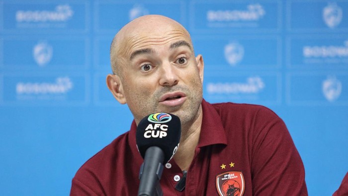 Pelatih PSM Makassar Bernardo Tavares dalam sesi prescon jelang melawan Hougang United di AFC Cup.