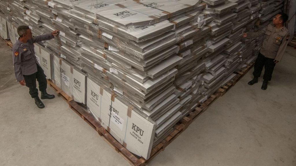 Petugas Cek Bilik Suara Pemilu 2024 di Gudang KPU Boyolali dan Makassar Petugas Cek Bilik Suara Pemilu 2024 di Gudang KPU Boyolali dan Makassar