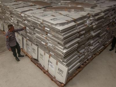 Petugas Cek Bilik Suara Pemilu 2024 di Gudang KPU Boyolali dan Makassar