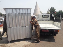 Satpol PP Kota Pasuruan Angkut Amben hingga Gerobak PKL Bandel di Pelabuhan