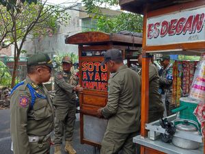 Gerobak PKL yang Bandel Jualan di Trotoar Kota Malang Diangkut Satpol PP