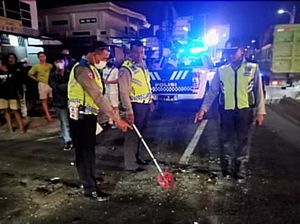 Ditabrak Mobil di Simpang Gatsu Denpasar, Pemotor Tewas-Kepala Pecah Ditabrak Mobil di Simpang Gatsu Denpasar, Pemotor Tewas-Kepala Pecah