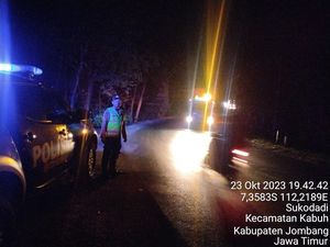 Polres Lamongan Maksimalkan Patroli di Jalur Rawan Pelemparan Batu Polres Lamongan Maksimalkan Patroli di Jalur Rawan Pelemparan Batu