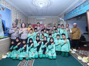 Polisi Sambangi Rumah Sahabat Yatim di Jaksel, Ajak Anak-anak Jadi Teladan