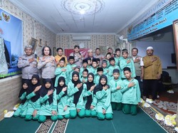 Polisi Sambangi Rumah Sahabat Yatim di Jaksel, Ajak Anak-anak Jadi Teladan