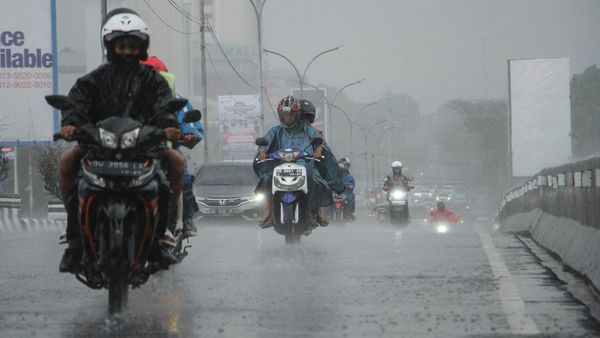 Potret Kota Makassar Mulai Diguyur Hujan