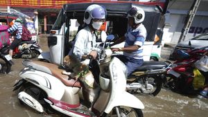 Potret Mobil-Motor Nekat Terobos Banjir di Kamboja