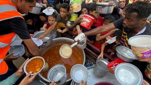 Pengungsi Palestina Antre Bantuan Makanan