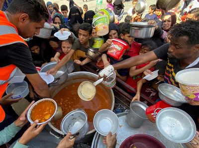 Pengungsi Palestina Antre Bantuan Makanan