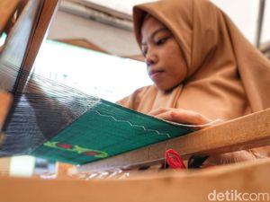 Cerita Evi Bertahan dengan Kain Tenun Meski Ditelan Zaman