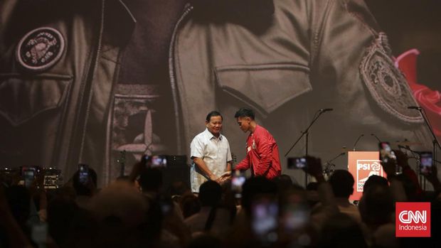 Ketua Umum Partai Solidaritas Indonesia (PSI) Kaesang Pangarep resmi mendeklarasikan dukungan kepada pasangan Prabowo Subianto dan Gibran Rakabuming Raka di Pilpres 2024 di Djakarta Theater, Jakarta Pusat, Selasa (24/10). (CNN Indonesia/Safir Makki)