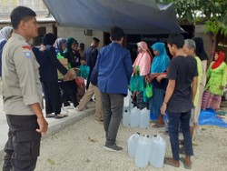 Warga Nganjuk Antre Air Bersih Dampak Kekeringan