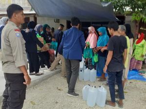 Warga Nganjuk Antre Air Bersih Dampak Kekeringan Warga Nganjuk Antre Air Bersih Dampak Kekeringan