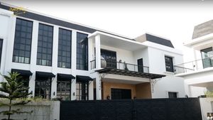 10 Potret Rumah Ian Kasela yang Luas Bak Istana, Ada Studio Musik Pribadi