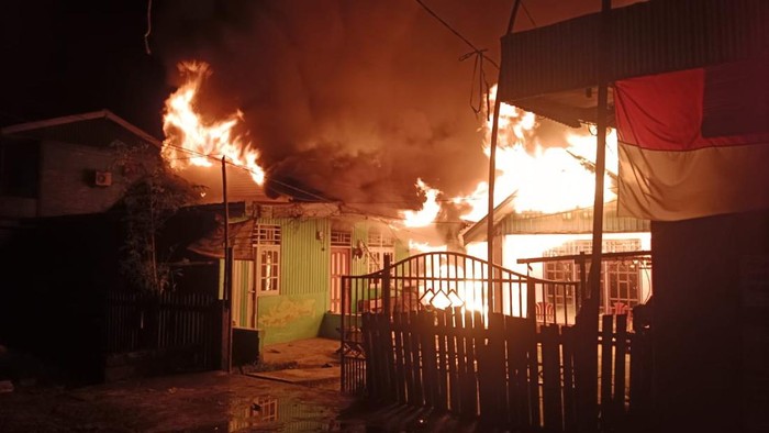 Rumah yang hangus terbakar di Kabupaten Nabire, Papua Tengah.
