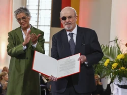 Adania Shibli Dibungkam, Salman Rushdie Raih Penghargaan dari Jerman