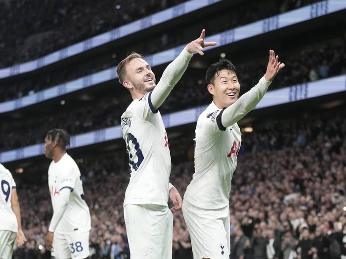Tottenham's Son Heung-min, right, and Tottenham's James Maddison during the English Premier League soccer match between Tottenham Hotspur and Fulham at the Tottenham Hotspur Stadium in London, Monday, Oct. 23, 2023. (AP Photo/Kin Cheung)