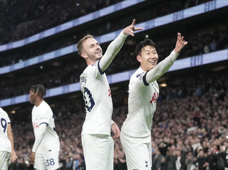 Tottenham's Son Heung-min, right, and Tottenham's James Maddison during the English Premier League soccer match between Tottenham Hotspur and Fulham at the Tottenham Hotspur Stadium in London, Monday, Oct. 23, 2023. (AP Photo/Kin Cheung)