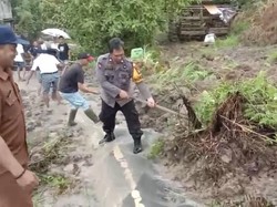 Sinjai Barat Diguyur Hujan, Jalan di Desa Botolempangan Diterjang Longsor