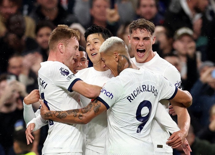 Soccer Football - Premier League - Tottenham Hotspur v Fulham - Tottenham Hotspur Stadium, London, Britain - October 23, 2023 Tottenham Hotspurs Son Heung-min celebrates scoring their first goal with teammates REUTERS/David Klein NO USE WITH UNAUTHORIZED AUDIO, VIDEO, DATA, FIXTURE LISTS, CLUB/LEAGUE LOGOS OR LIVE SERVICES. ONLINE IN-MATCH USE LIMITED TO 45 IMAGES, NO VIDEO EMULATION. NO USE IN BETTING, GAMES OR SINGLE CLUB/LEAGUE/PLAYER PUBLICATIONS.     TPX IMAGES OF THE DAY