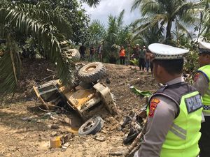 Truk Pengangkut Alat Berat Alami Kecelakaan di Aceh Singkil, 3 Orang Tewas Truk Pengangkut Alat Berat Alami Kecelakaan di Aceh Singkil, 3 Orang Tewas