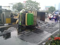 Truk Terguling-BBM Tumpah di Jalan Layang Pancoran Jaksel, Lalin Macet