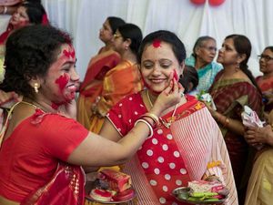 Wajah Wanita di India Dipoles Warna Merah, Kenapa?