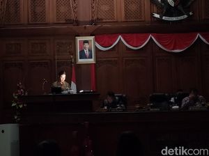 Mati Lampu, Gibran Bacakan Nota Jawaban Raperda Gelap-gelapan di DPRD Solo